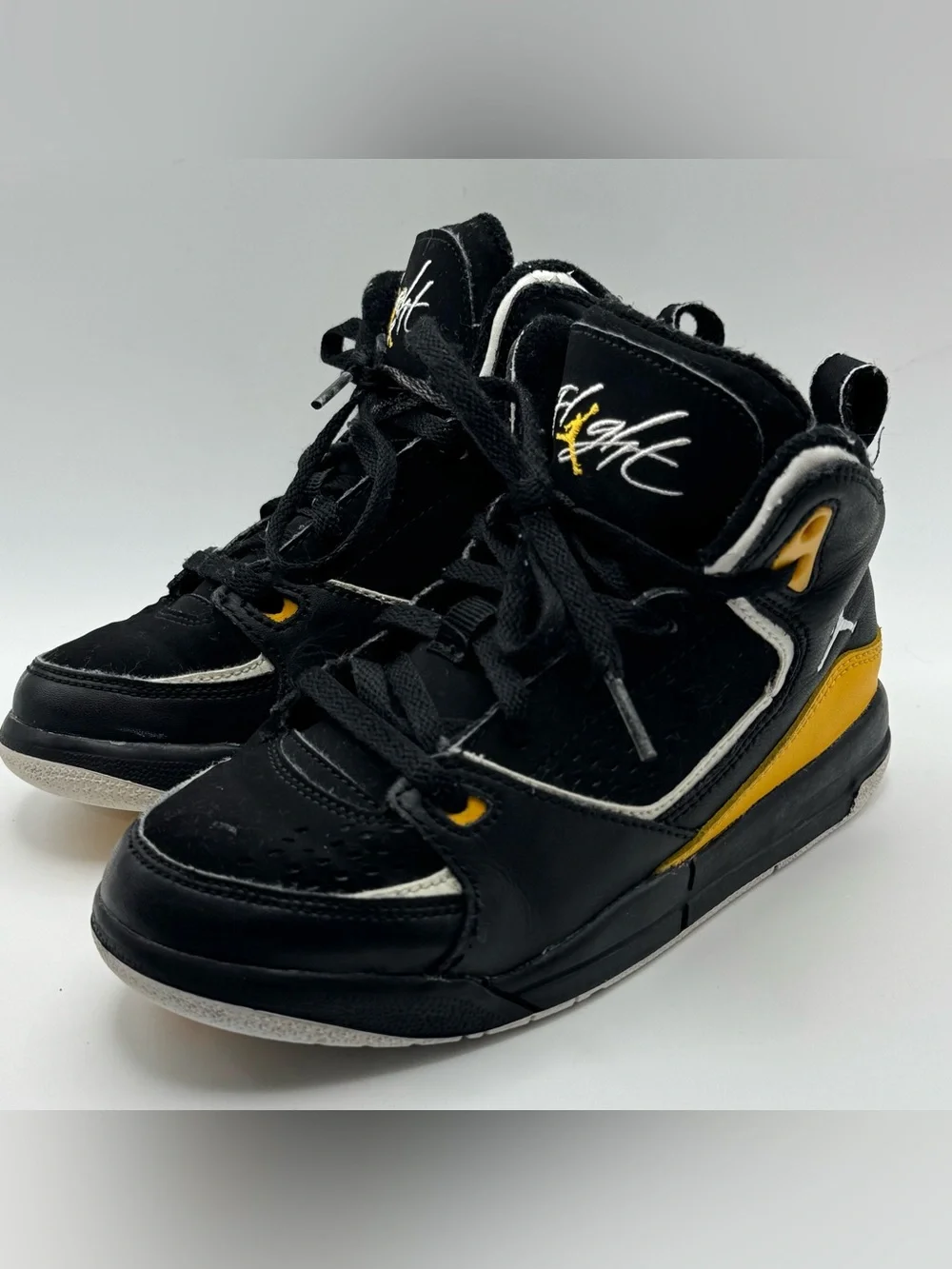 Nike Air Jordan Flight Youth Sneakers Size 13C Black Yellow White 2012 Preowned - Picture 2 of 9